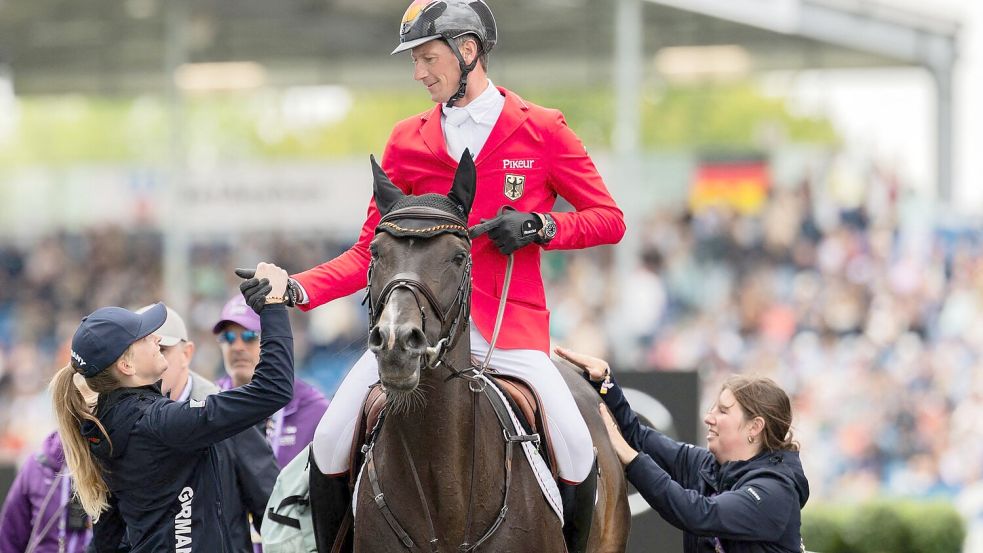 Daniel Deußer wird von Teamkollegin Sophie Hinners beglückwünscht. Foto: Rolf Vennenbernd