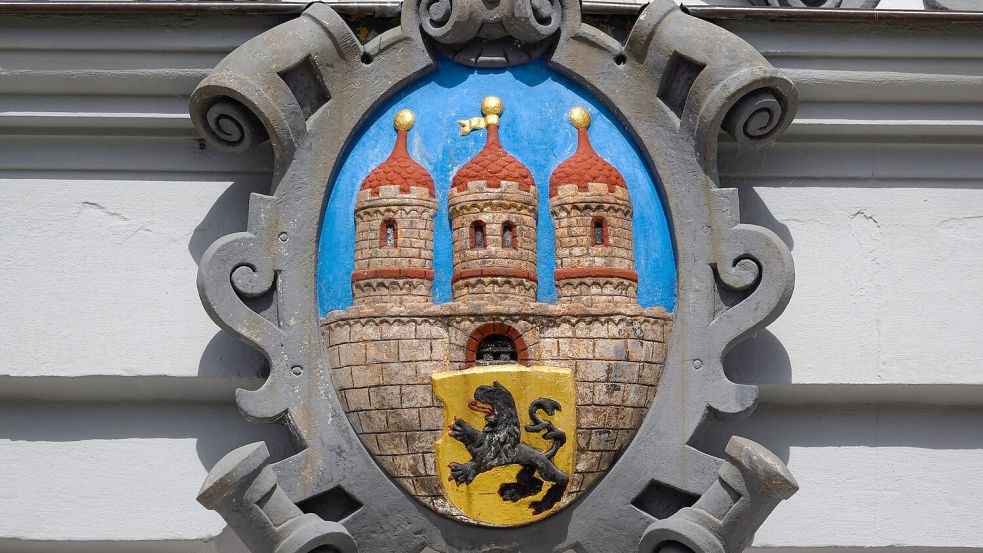 Das Stadtwappen von Freiberg. Die Stadt mit mehr als 40.000 Einwohnern hat eine lange Bergbautradition. (Symbolbild) Foto: Hendrik Schmidt