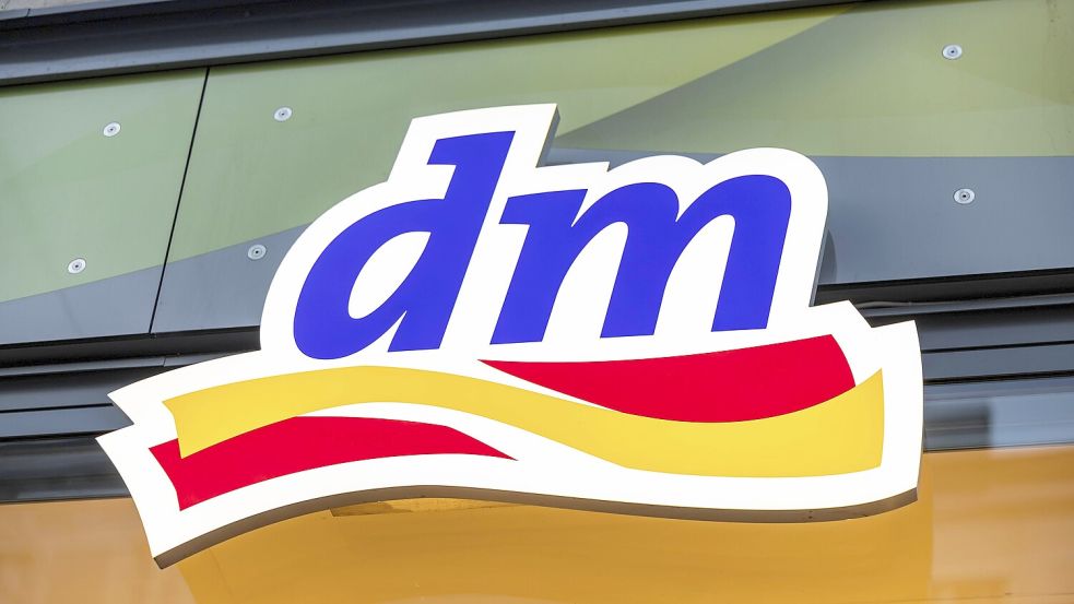 Gesundheitscheck im Drogeriemarkt: Die dm-Kette will ihr Angebot ausweiten. Foto: IMAGO/imageBROKER/Alina Kandybka