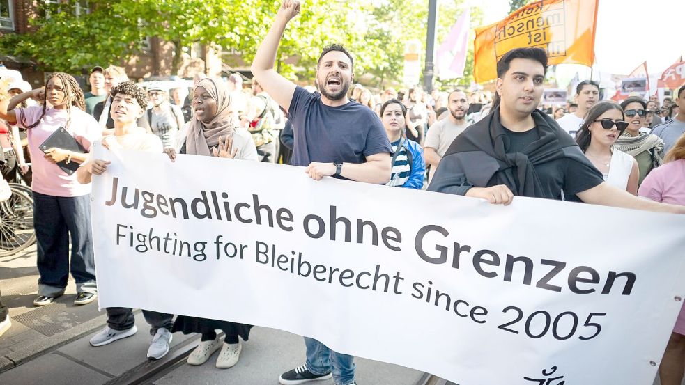 Lokal bilden sich immer wieder Unterstützerkreise, um die Abschiebung einzelner Ausreisepflichtiger zu verhindern. Bei dieser Demonstration in Bremen forderten Aktivisten generell großzügigere Regelungen für Migranten ohne Aufenthaltserlaubnis. (Symbolbild) Foto: Sina Schuldt