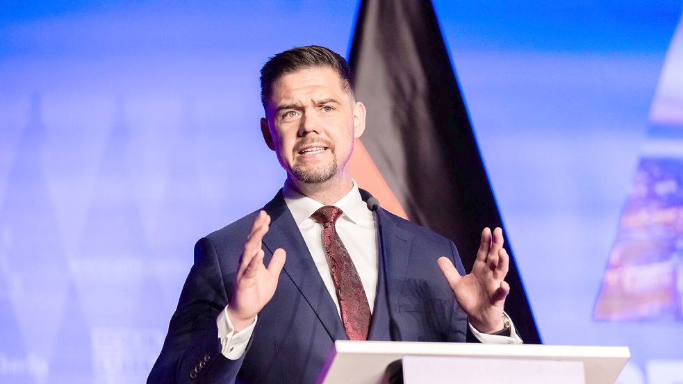 Hannes Gnauck, AfD-Bundestagsabgeordneter und seit Juli auch Bundesschatzmeister der AfD, kümmert sich um die „Schwarz-Rot-Gold-Akademie“ der Partei. Foto: Christoph Soeder/dpa