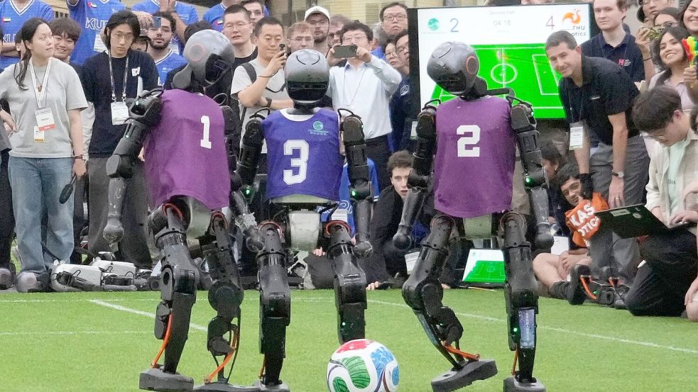 Humanoide Roboter spielen schon lange Fußball wie hier beim RoboCup 2026. Forschende nutzen den Sport, um Wahrnehmung und Steuerung der Maschinen zu verbessern. (Symbolbild) Foto: Ahn Young-joon