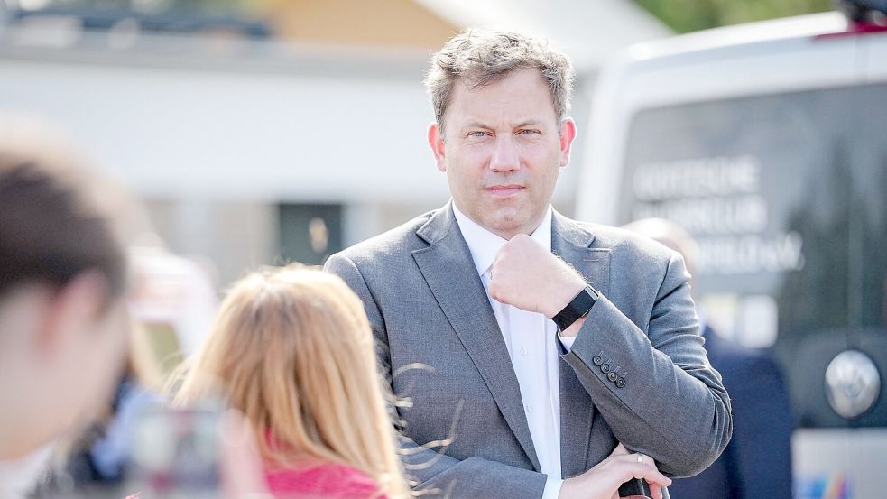 Parteichef Klingbeil ist für den Wahlkampf nach Sachsen-Anhalt gereist. Foto: Kay Nietfeld/dpa