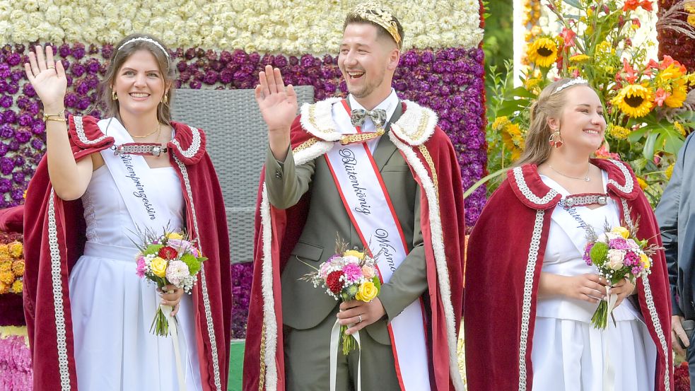 Ein Königshaus nimmt Abschied, eine neues wird kommen. Hier winken Henrik Broers (Helenium I.) zusammen mit seinen Prinzessinnen Lea Aggen (links)und Kimberley Kolod. Archivfotos