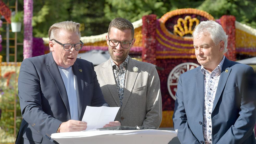 Moderator Ludger Abeln (links) wird wieder durch die Veranstaltung zur Wahl des Königshausesführen. Bürgermeister Sven Lübbers (Mitte) und Verkerhrsverensvorsigtzender Friedrich Völler lauschen gespannt.