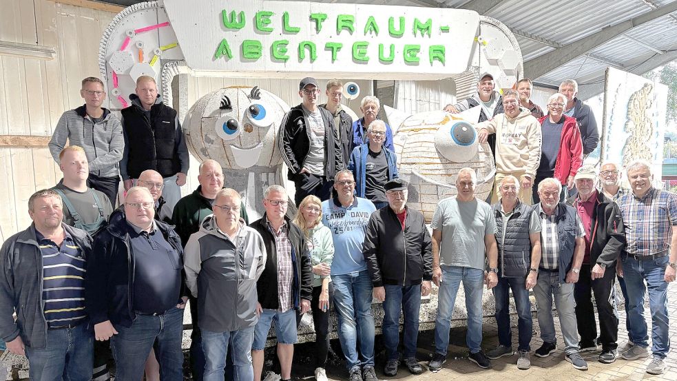Das 40-köpfige Team um Claudia Meyer (Mitte) hat sich viel Mühe bei der Gestaltung der Wagen gemacht. Foto: Axel Wittich