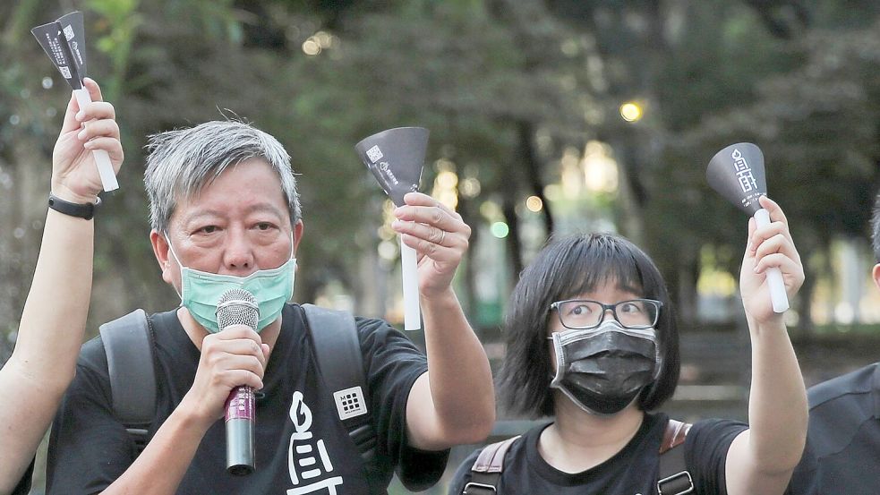 Lee (links) und Chow hatten sich in dem Verfahren nicht schuldig bekannt. (Archivbild) Foto: Kin Cheung