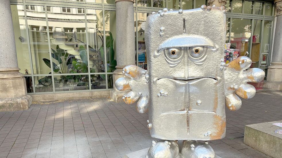 Unbekannte haben die Skulptur der Kika-Figur Bernd das Brot neben dem Erfurter Rathaus mit silberner Farbe besprüht. Foto: Marie Frech/dpa