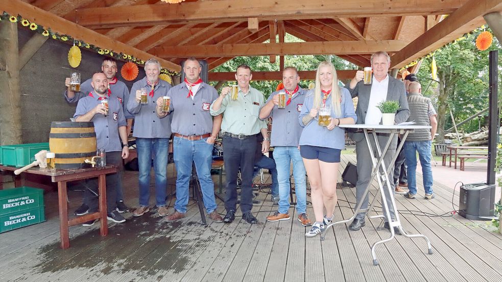 Auch in diesem Jahr stoßen wieder alle auf das Gelingen des Münkeboer Dörpfestes an. Fotos: Hans Kleinpoppen