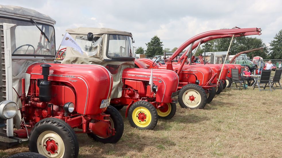 Es gibt Trecker und Oldtimer aller Art zu sehen.