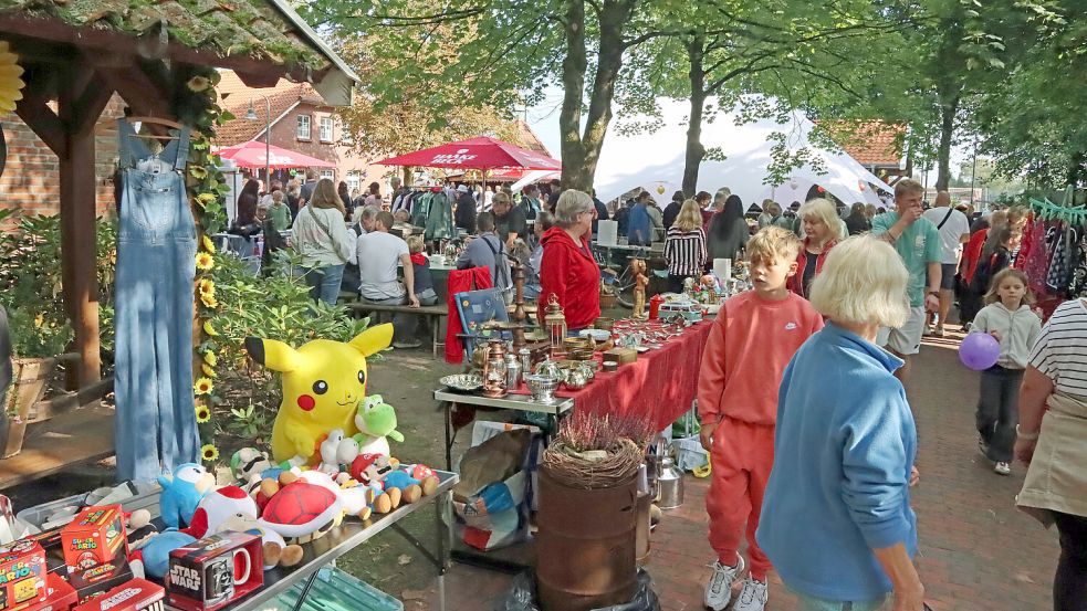 Ein bunter Flohmarkt zieht die Besucher an.