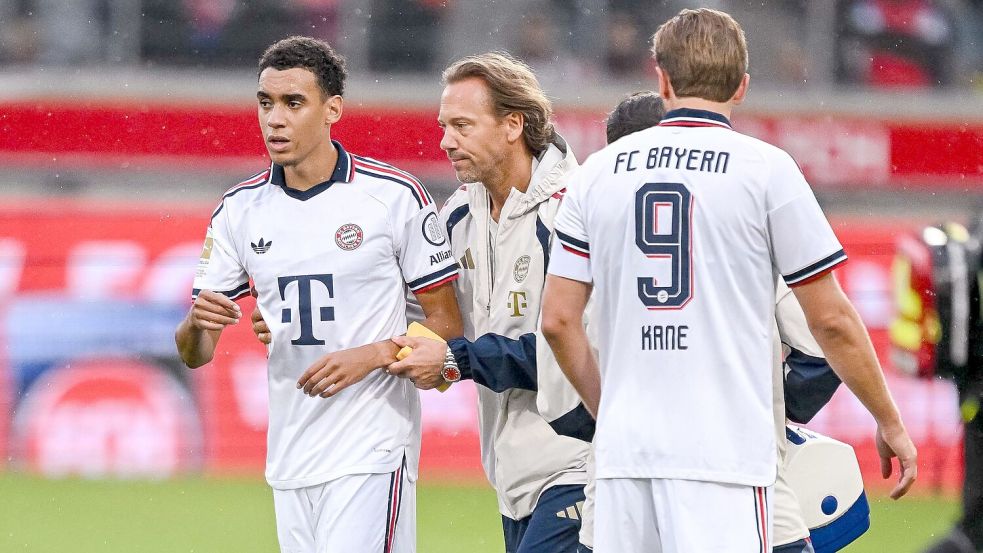 Supercup ohne Jamal Musiala. Der Nationalspieler wird nach seinem zweiten Zusammenbruch - hier in Heidenheim mit Bayerns Teamarzt - in Dortmund nicht auflaufen. Foto: Harry Langer