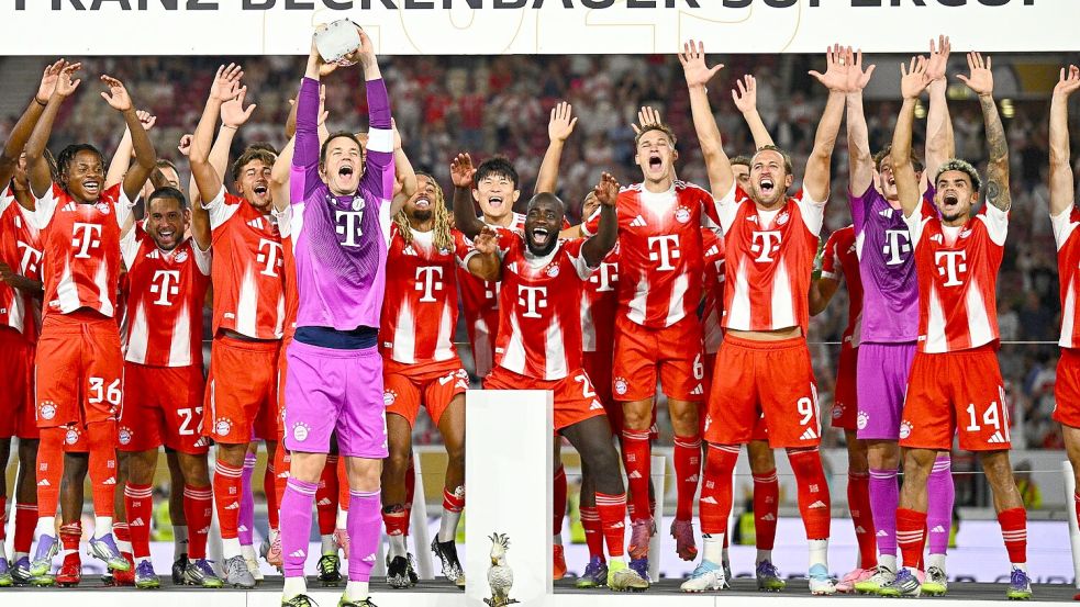 Jubeln die Bayern wie letztes Jahr gleich wieder mit der Supercup-Trophäe? (Archivbild) Foto: Tom Weller