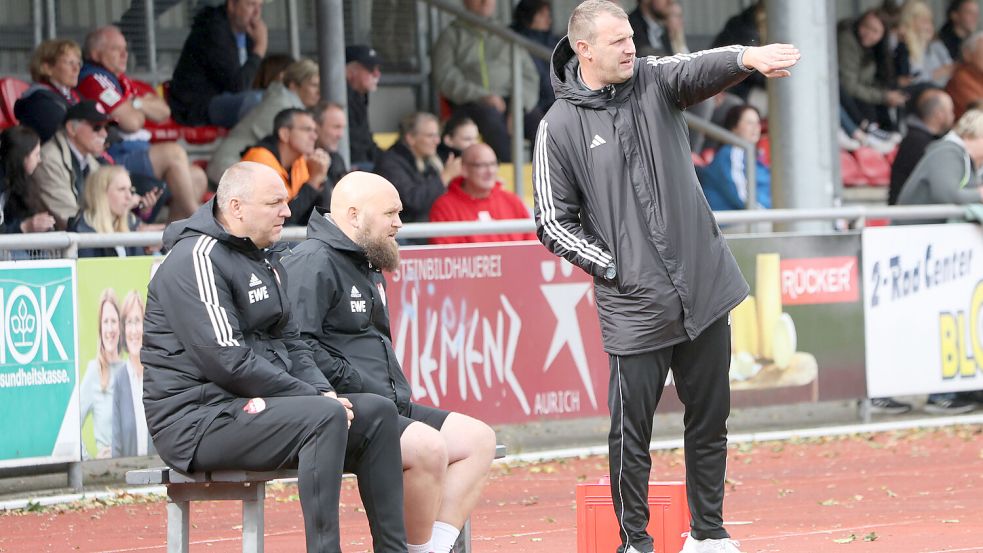 Auf der Auricher Trainerbank saßen beim letztjährigen Heimspiel gegen den FC St. Pauli Andreas Zitting (von links) und Tammo Pfeiffer. Cheftrainer Stefan Wilts (rechts) ist nicht mehr dabei. Er trat kürzlich von seinen Ämtern bei der SpVg zurück. In der neuen Saison werden die Aufgaben in der Frauen-Regionalliga von einem Trio geschultert. Foto: Helmut Vortanz