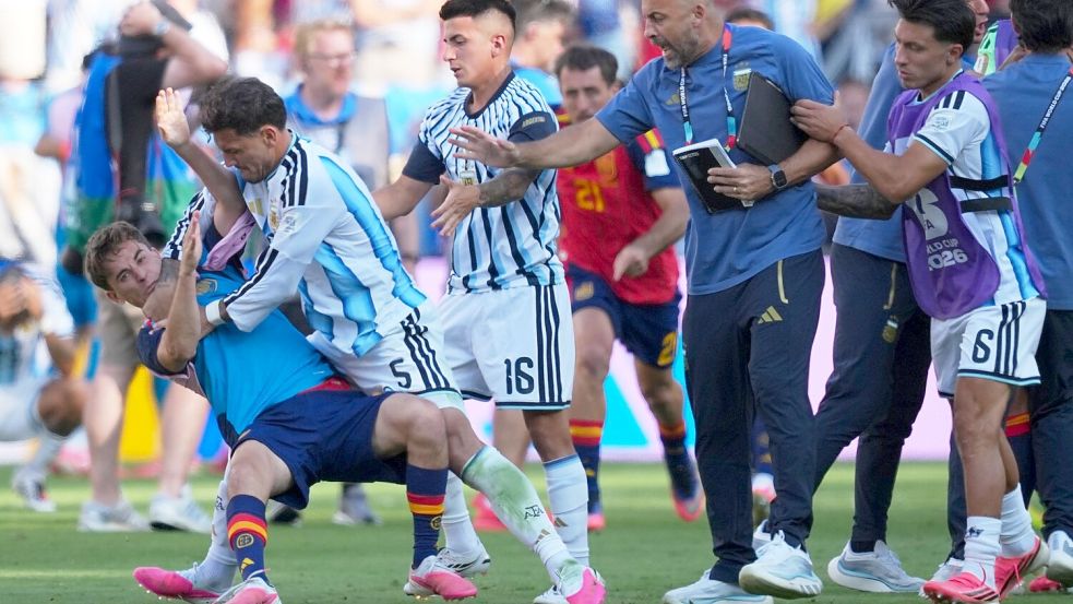 Gavi (l) und Leandro Paredes (2.v.l.) gerieten nach dem WM-Finale aneinander. (Archivbild) Foto: Julio Cortez