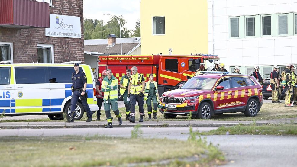 Polizei und Rettungskräfte rückten am Nachmittag zu einer Schule im schwedischen Fagersta aus. Foto: Fredrik Sandberg/TT News Agency/