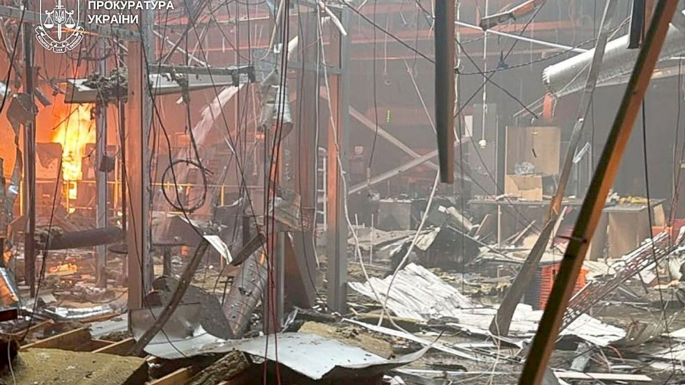 Russland griff das Einkaufszentrum nach ukrainischen Angaben in zwei Wellen an. Foto: ---/Staatsanwaltschaft der Ukrai