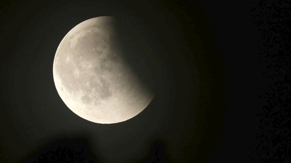 Der Mond wird sich verfinstern. (Archivbild) Foto: Thomas Warnack/dpa