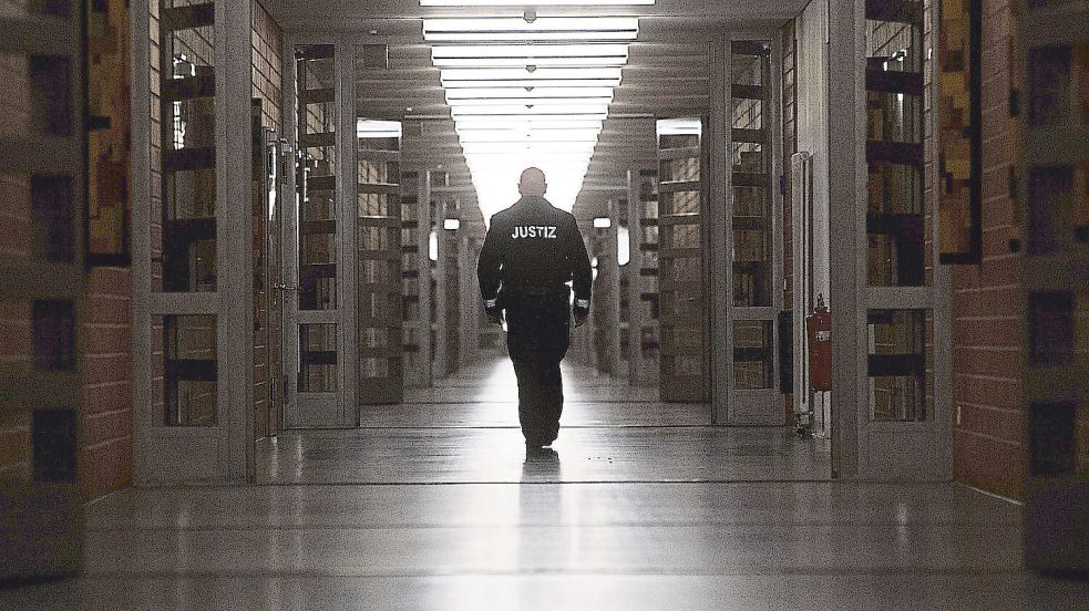 Immer wieder gibt es Ermittlungen gegen mutmaßlich bestechliche JVA-Beamte. Dass es nur wneige schwarze Schafe gibt, täuscht nicht darüber hinweg, dass der Strafvollzug ein massives Problem hat. Foto: dpa/Julian Stratenschulte