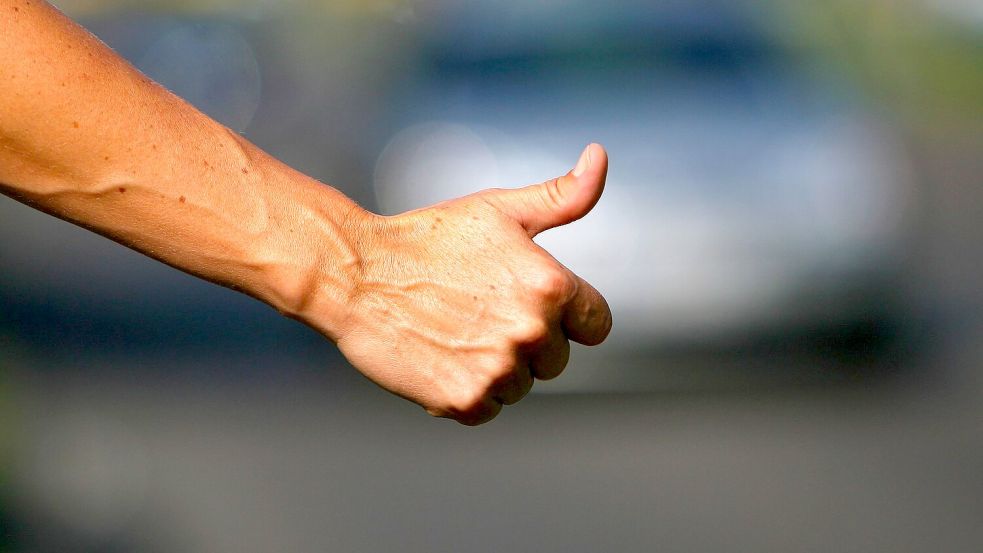 Immer weniger Menschen reisen per Anhalter. (Symbolbild) Foto: Arno Burgi/dpa-Zentralbild/dpa