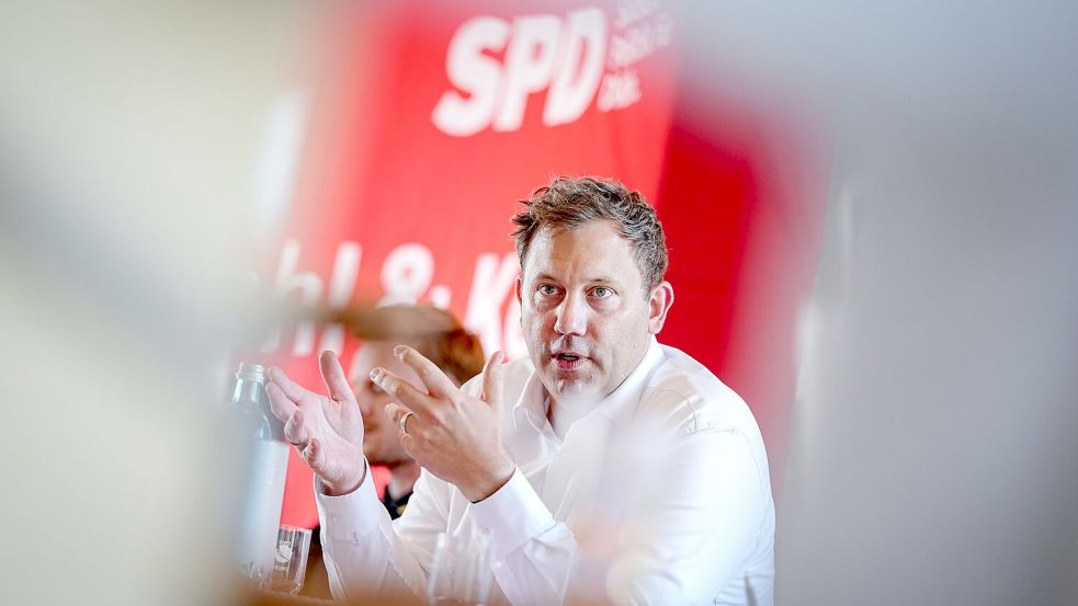 Finanzminister Lars Klingbeil macht sich auf EU-Ebene für eine Übergewinnsteuer bei Ölkonzernen stark (Archivbild) Foto: Kay Nietfeld/dpa