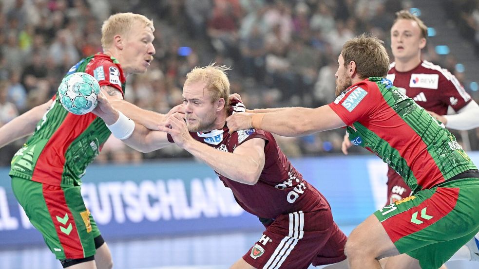 Hier geblieben: Magnus Saugstrup (l) und Albin Lagergren (r) packen energisch zu. Foto: Angelika Warmuth