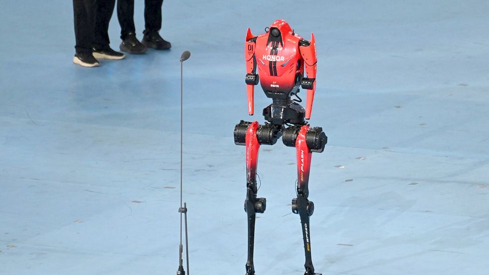Roboter „Blitz“ hatte bereits im Vorfeld den 100-Meter-Rekord von Usain Bolt unterboten. Foto: Johannes Neudecker/dpa