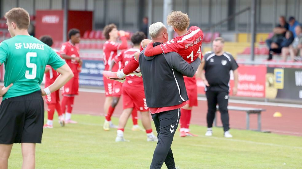 Der Auricher Kotrainer Mike Kruse trug den verletzten Auricher Ole Tschirch vom Platz. Damit dürften sich die Personalsorgen der SpVg noch weiter verschärfen. Fotos: Wilfried Gronewold