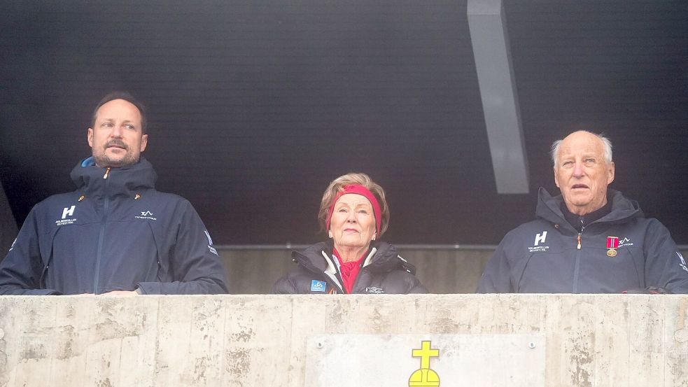 Die Familie sorgt sich um König Harald V. - hier wurde er von Kronprinz Haakon und Königin Sonj beim Weltcup am Holmenkollen in diesem Frühjahr begleitet. (Archivbild) Foto: Terje Pedersen/NTB/dpa