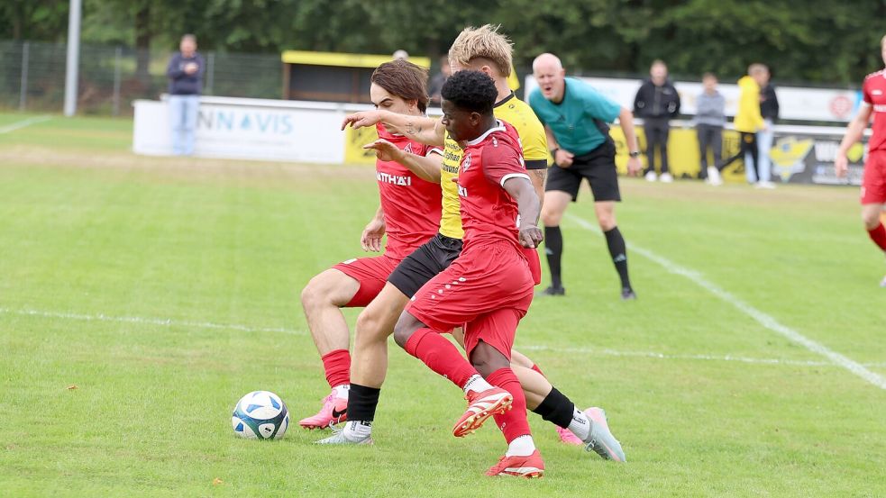 Zwei Westerender nehmen einen Spieler des TuS Weene in die Zange. Da muss der Schiedsrichter schon genau hinschauen. Weene gewann das Derby deutlich mit 7:2. Foto: Wilfried Gronewold