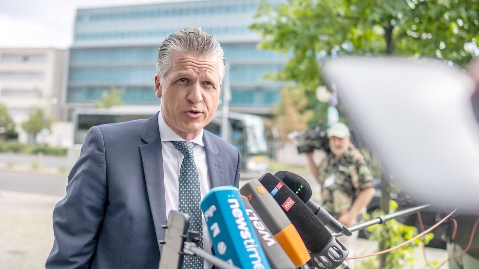 Unionsfraktionschef Thorsten Frei (CDU) äußert sich vor einer Sitzung des Präsidiums seiner Partei in Berlin. Foto: Michael Kappeler/dpa