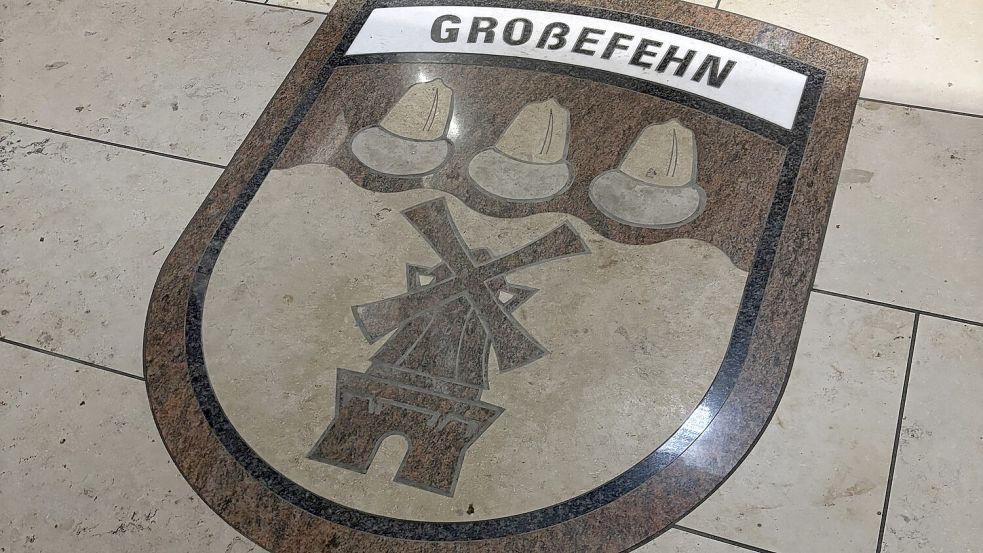 Das Wappen der Gemeinde Großefehn ziert den Eingang zum Fehntjer Bürgerhaus. Foto: Archiv/Christin Wetzel