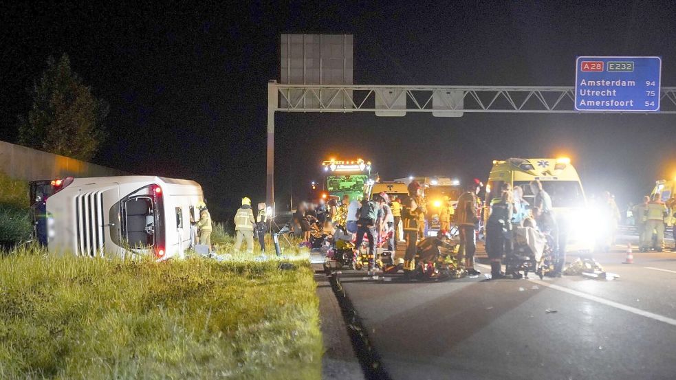 Nach dem schweren Busunfall in den Niederlanden wurden mehrere Menschen verletzt und im Krankenhaus behandelt. Foto: Hugo Janssen