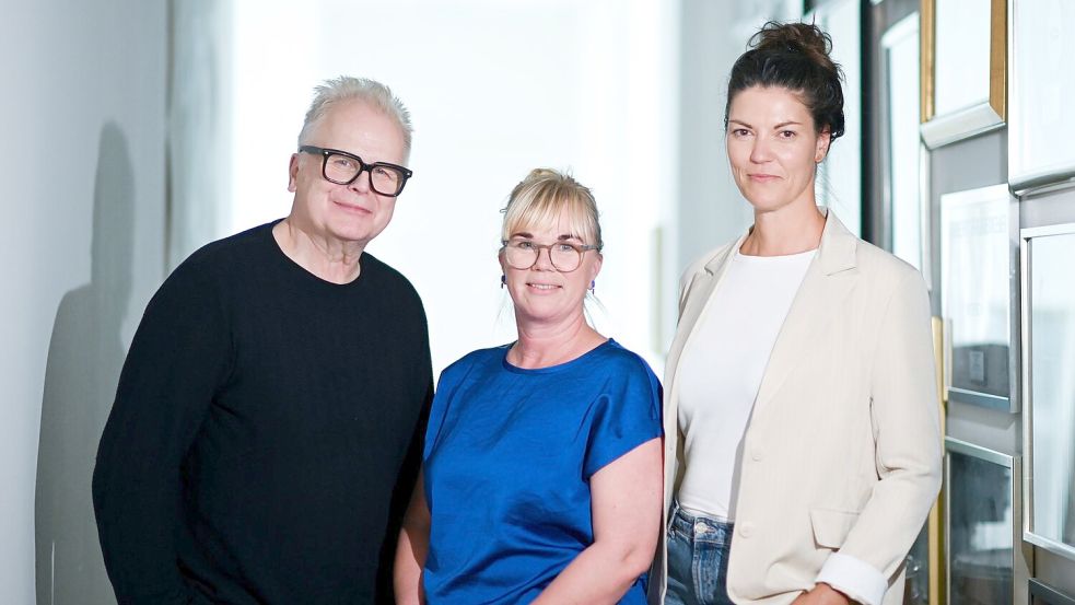 Sänger Herbert Grönemeyer (l-r) mit Anneke Richter und Nicole Müller vom Verein „Heimatbewegen“. Foto: Britta Pedersen