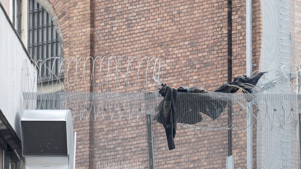Echte Gefängnisausbrüche gibt es fast nie, dass Inhaftierte bei Lockerungen abhauen, ist selten. Doch die politische Angst vor Hafterleichterungen schadet an anderer Stelle. Foto: dpa/Paul Zinken