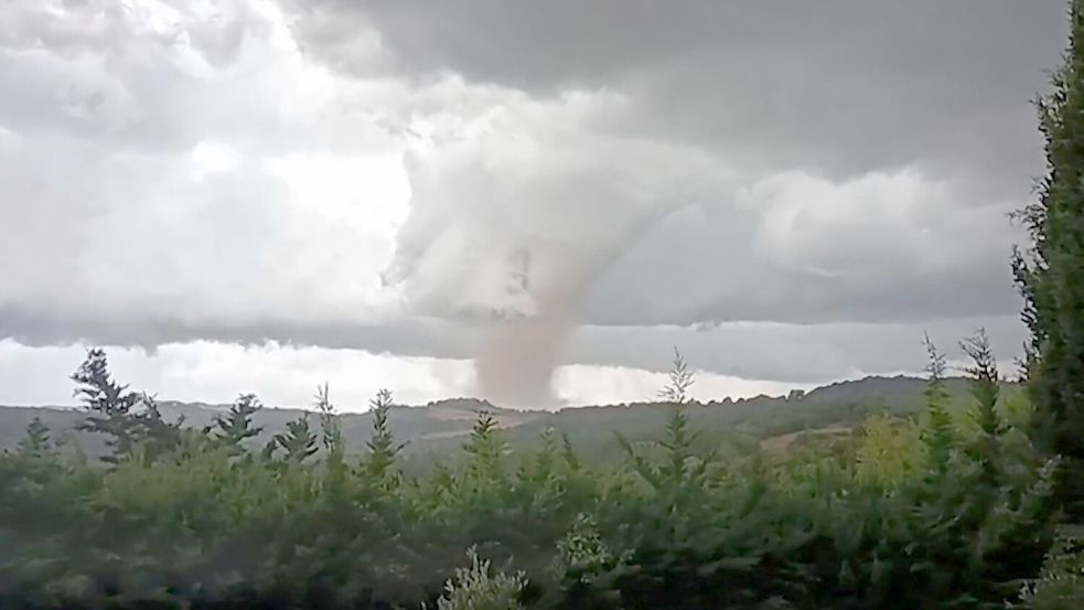 Der Tornado verwüstete Teile des Ortes. Foto: Cyrille Kaldor/UGC via AFP/dpa