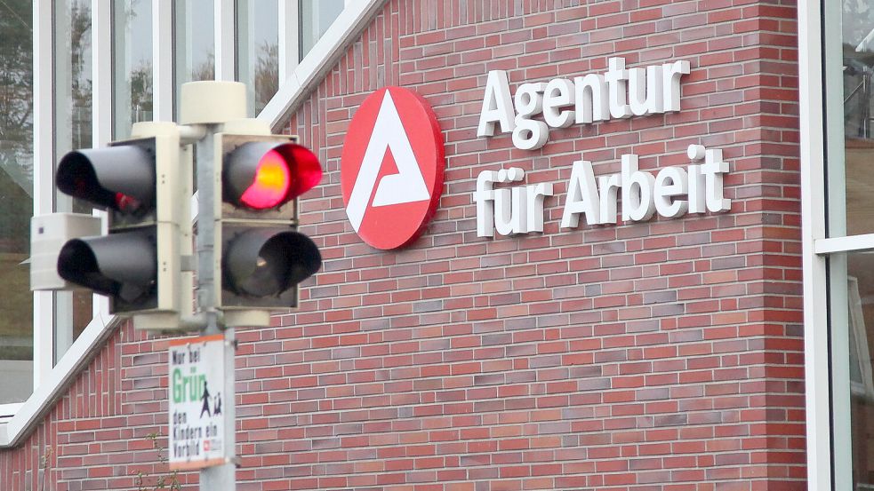 Die Ampel vor dem Gebäude der Agentur für Arbeit in Aurich steht auf Rot: Doch für junge Arbeitslose kann sie wieder auf Grün springen, die Arbeitslosigkeit soll hier möglichst nur eine Phase bleiben. Foto: Archiv/Romuald Banik