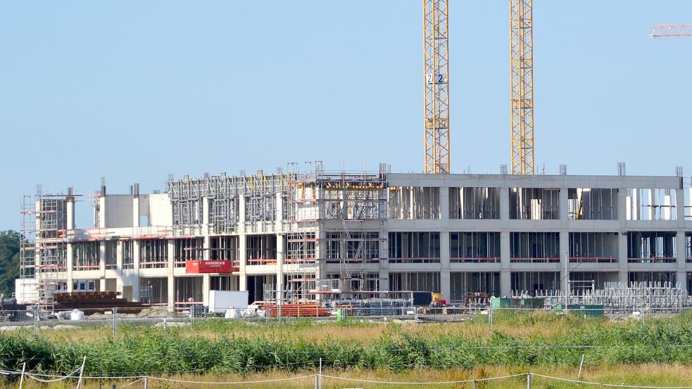 Derzeit wächst der Rohbau der Zentralklinik „Ostfriesiesche Meere“ auf den Uthwerdumer Äckern in die Höhe. Foto: Aiko Recke