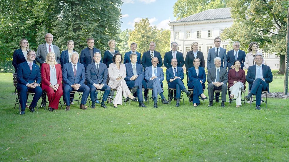 Politik der schönen Bilder: Friedrich Merz mit seinem Kabinett auf Schloss Neuhardenberg. Die Bundesregierung will hier ihren Kurs für den Herbst festlegen. Foto: IMAGO/ESDES.Pictures, Bernd Elmenthaler