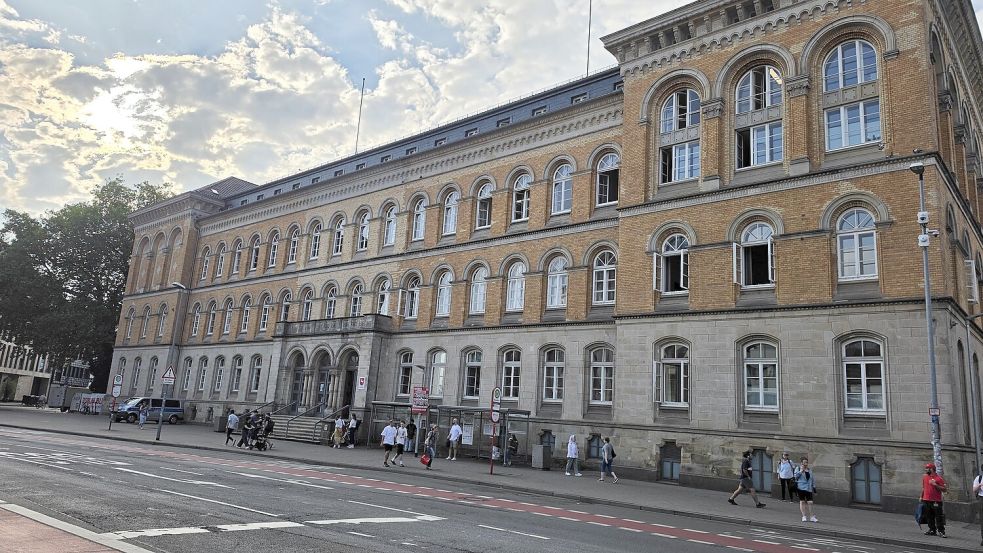 Das Amtsgericht Osnabrück verurteilte einen 28-jährigen Mann zu drei Jahren und zehn Monaten Haft. Er hatte einen Polizisten mit einem Auto mitgeschleift und fast überfahren. Foto: Marcel Bechtel