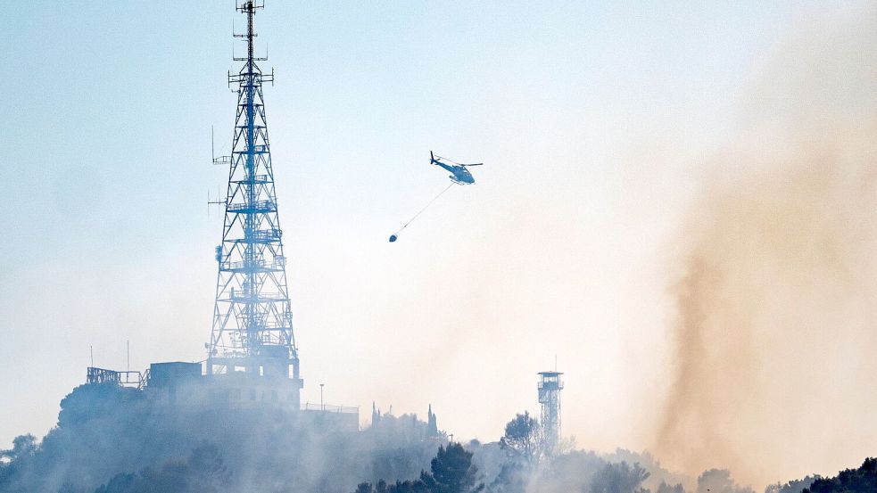 Ein Löschhubschrauber bekämpfte vor eineinhalb Wochen einen Waldbrand ebenfalls in der Serra de Collserola am nördlichen Stadtrand von Barcelona. Dort brennt es jetzt erneut. (Archivbild) Foto: Lorena Sopêna/EUROPA PRESS/dpa