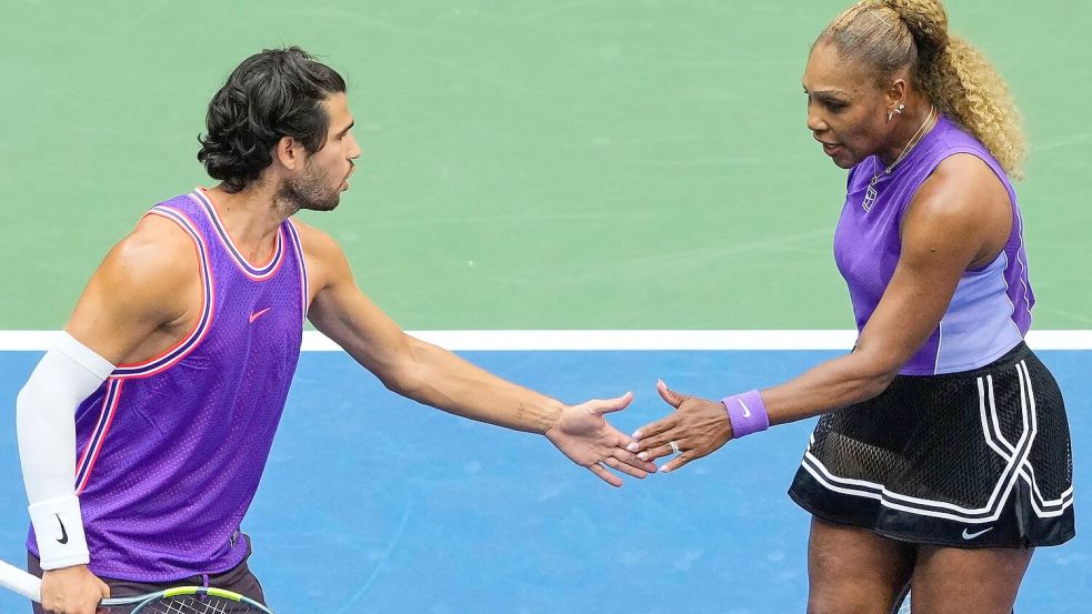 Carlos Alcaraz (l) gibt bei den US Open sein Comeback nach viermonatiger Verletzungspause. Foto: Yuki Iwamura