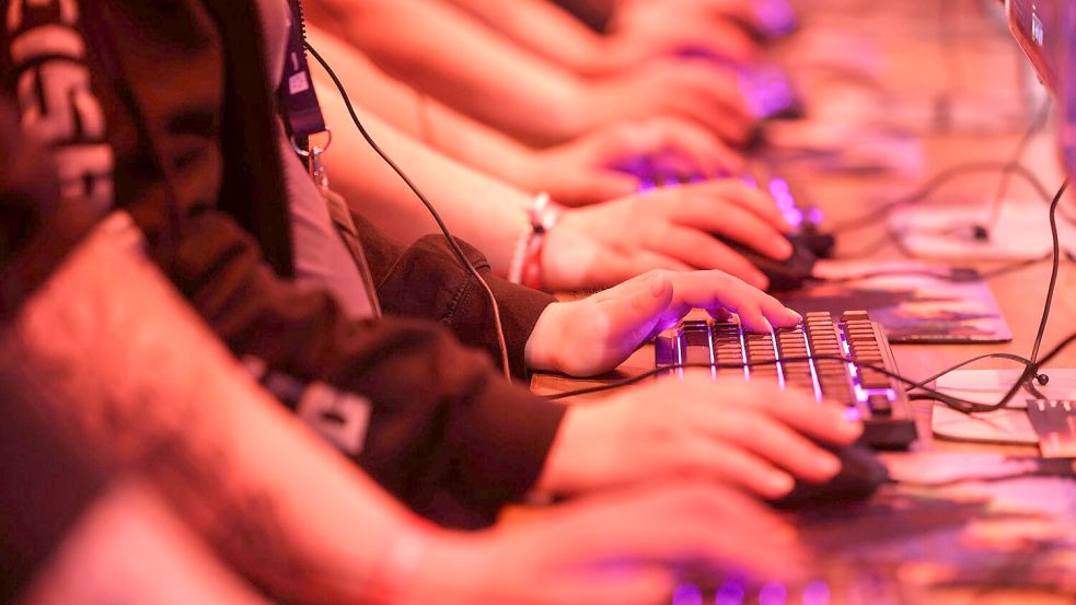 Computerspieler testen „World of Warcraft“ bei der Gamescom 2025. (Archivbild) Foto: Oliver Berg