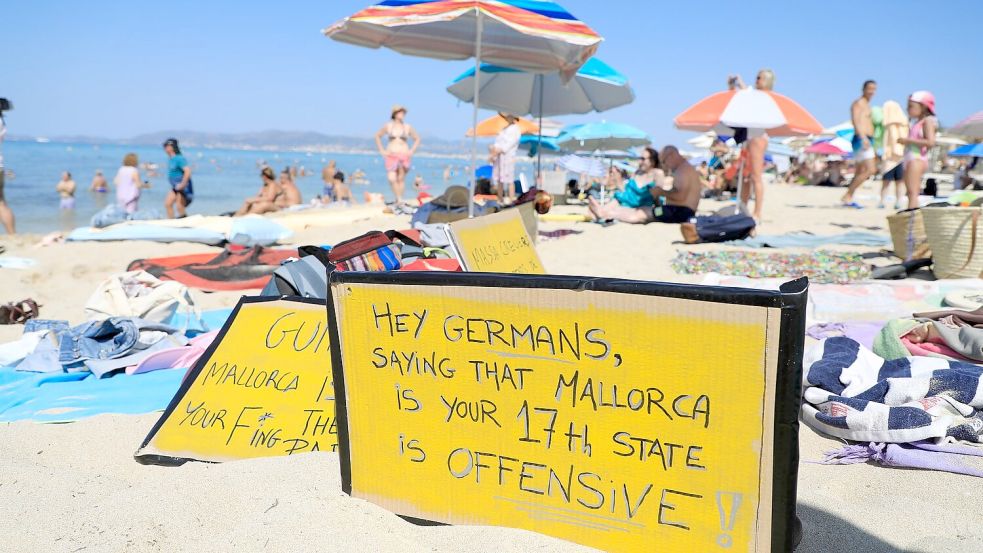 Deutsche Touristen, die sich im Urlaub allzu auftrumpfend benehmen, verursachen mitunter Widerstand - so wie hier auf Mallorca. (Archivbild) Foto: Clara Margais