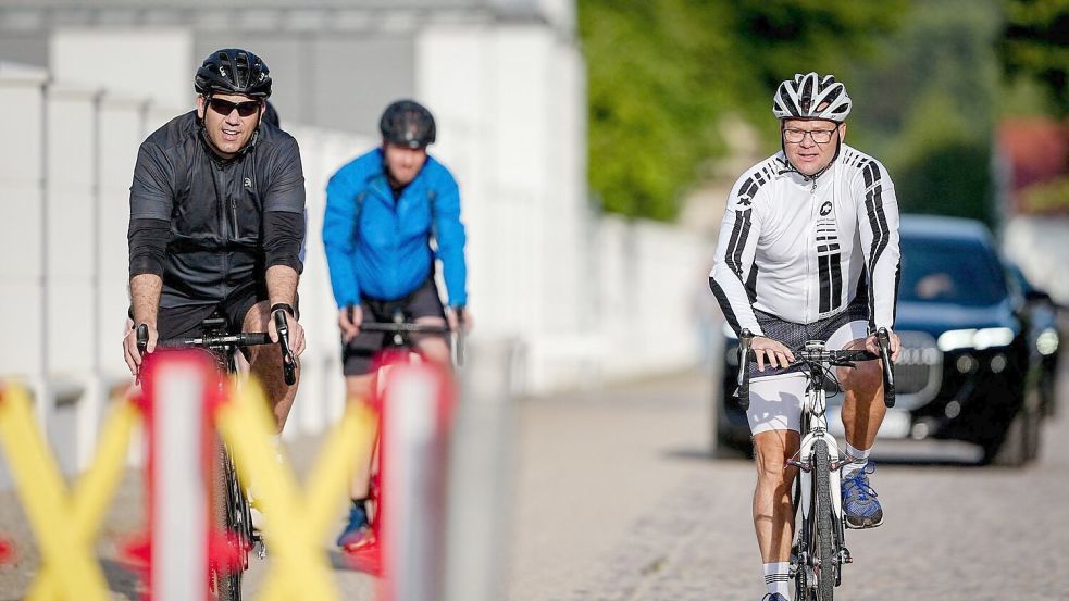 26 Kilometer in einer Stunde und 45 Minuten haben Schneider und Klingbeil am Morgen geschafft - auf den Rädern durchs Gelände. Foto: Kay Nietfeld/dpa