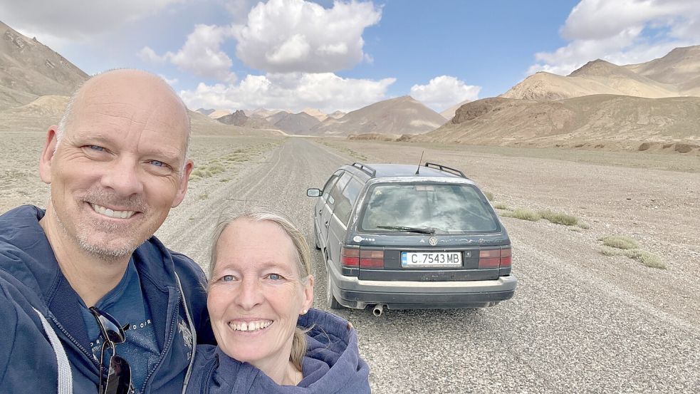 Silke und Jan Neumann reisen mit ihrem alten Passat durch die Welt – hier in Tadschikistan. Foto: Silke Neumann