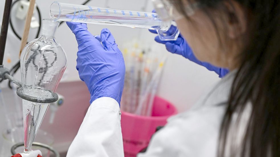 Vor allem die Pharmabranche investiert viel Geld in die Erforschung neuer Arzneien (Archivbild) Foto: Arne Dedert