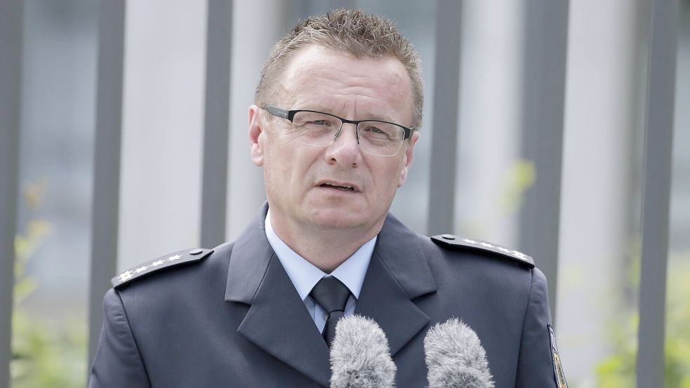 Der stehende stellvertretende Vorsitzende der Gewerkschaft der Polizei (GdP), Sven Hüber, ist zurückgetreten. Foto: IMAGO/Metodi Popow