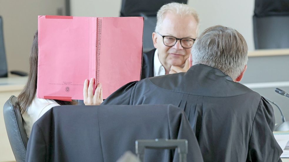 Die Angeklagte mit den Anwälten Thomas Löcker und Andreas Ohm. Foto: Bernd Wüstneck