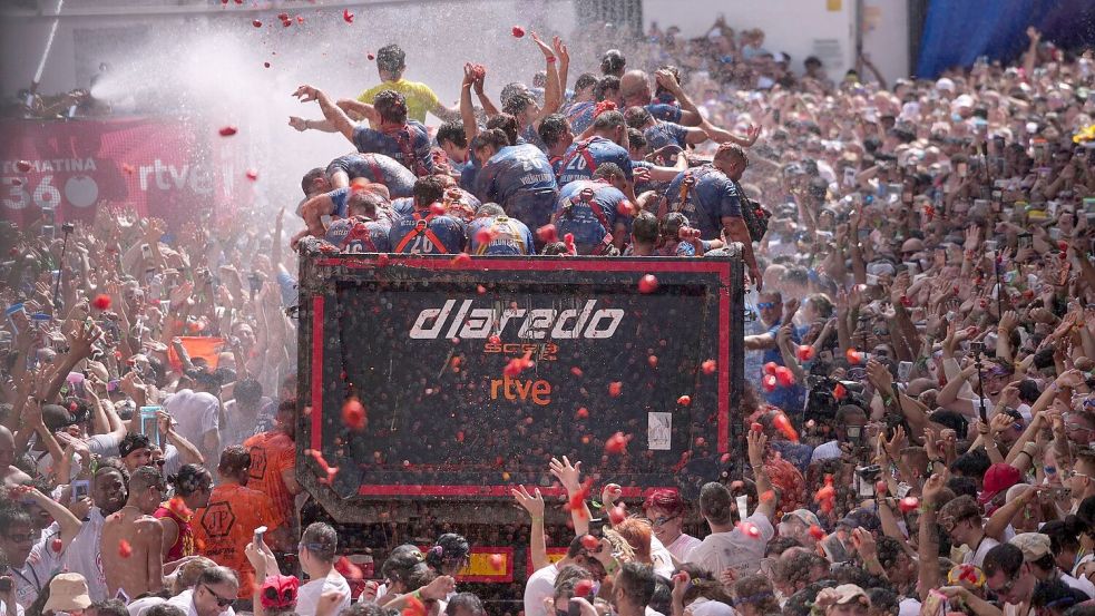 Genau eine Stunde lang sind die normalen Regeln in der spanischen Kleinstadt Buñol während der „La Tomatina“ außer Kraft gesetzt und man darf wildfremden Menschen eine matschige Tomate ins Gesicht klatschen. Foto: Alberto Saiz